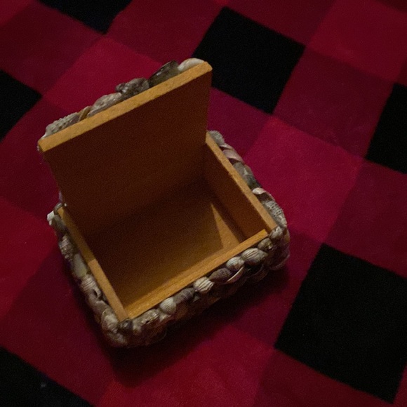 Seashell Box - Picture 2 of 3